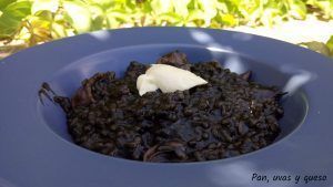 arroz negro con alioli - pan uvas y queso
