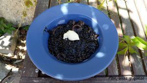 arroz negro con alioli - pan uvas y queso