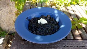 arroz negro con alioli - pan uvas y queso
