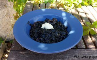 arroz negro con alioli - pan uvas y queso