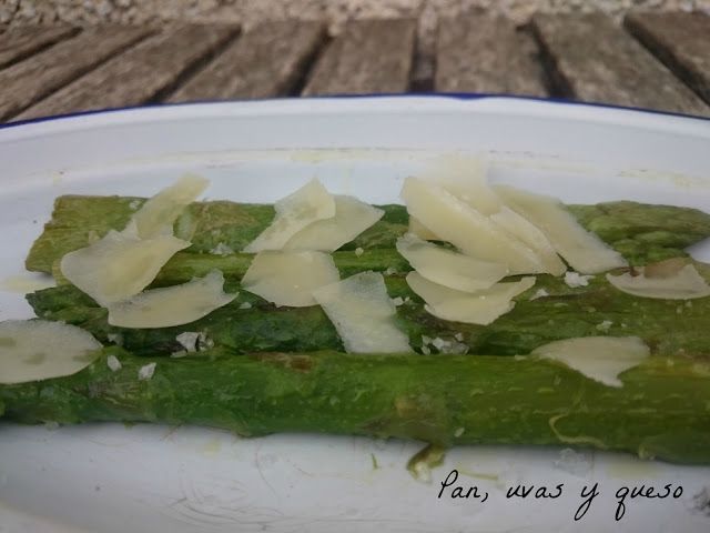 espárragos trigueros con queso - pan uvas y queso