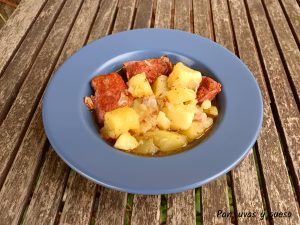 patatas guisadas costillas crockpot - pan uvas y queso