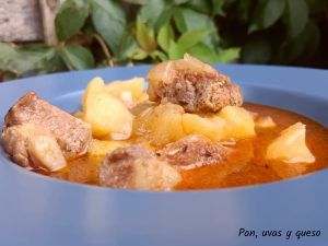 patatas guisadas costillas crockpot - pan uvas y queso