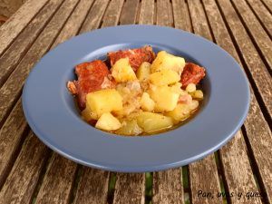 patatas guisadas costillas crockpot - pan uvas y queso