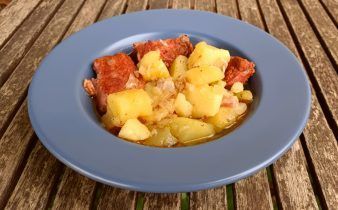 patatas guisadas costillas crockpot - pan uvas y queso