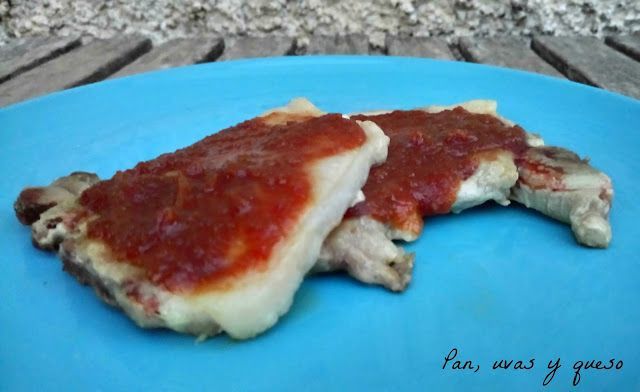 chuletas de cerdo picantes - pan uvas y queso
