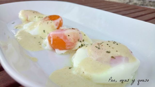huevos cuajados a la mostaza - pan uvas y queso