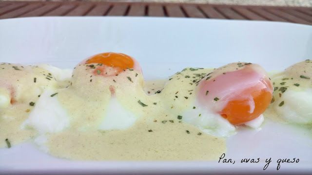 huevos cuajados a la mostaza - pan uvas y queso