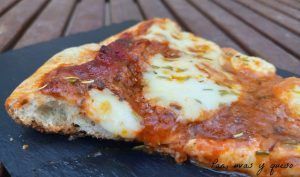 pizza de mozzarella - pan uvas y queso