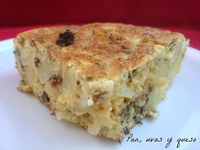 tortilla de patata y morcilla - pan uvas y queso