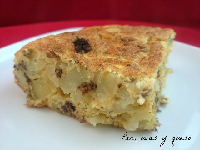 tortilla de patata y morcilla - pan uvas y queso