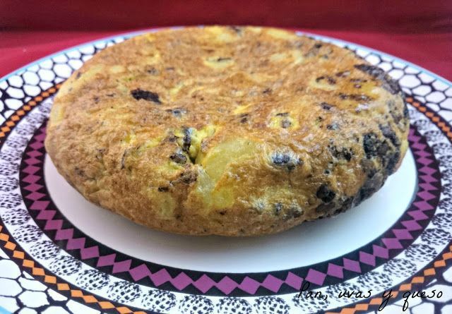 tortilla de patata y morcilla - pan uvas y queso