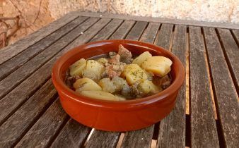 patatas carne crockpot - pan uvas y queso