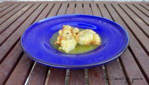 merluza en salsa - pan uvas y queso