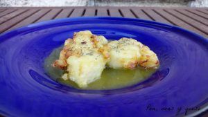 merluza en salsa - pan uvas y queso