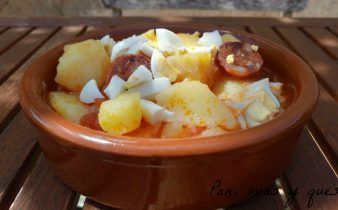 patatas a la burgalesa crockpot - pan, uvas y queso