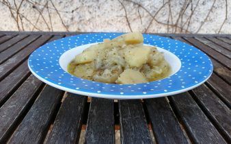 patatas guisadas salsa verde crockpot - pan uvas y queso