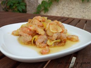 gambas con calabacin - pan uvas y queso