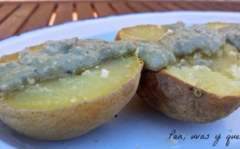 salsa de queso azul-pan, uvas y queso