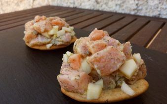 tartar de salmón - pan, uvas y queso