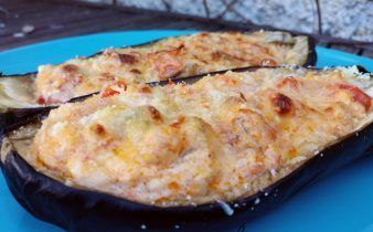 berenjenas rellenas de verduras en crockpot - pan uvas y queso