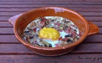 huevos a la cazuela con champiñones thermomix - pan uvas y queso