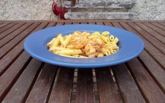 macarrones con rape y langostinos - pan uvas y queso