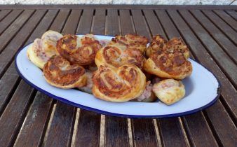 palmeritas de bacon y queso - pan uvas y queso
