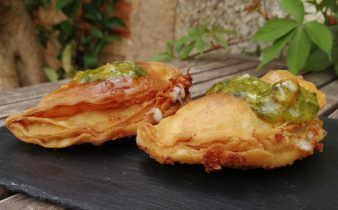 empanadillas caprese - pan uvas y queso