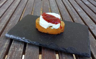 mermelada de pimiento rojo en crock pot - pan uvas y queso