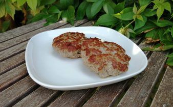 bifteki griego - pan uvas y queso