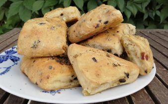 focaccia de aceitunas - pan uvas y queso