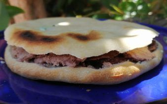 gyro griego en crock pot - pan uvas y queso