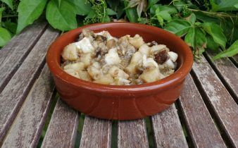 pisto de berenjena - pan uvas y queso