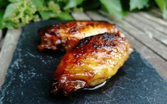 alas de pollo en crockpot - pan uvas y queso