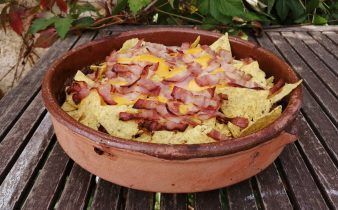 nachos con queso - pan uvas y queso