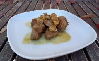 ternera estofada en crock pot - pan uvas y queso