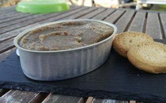 paté de berenjenas y setas en crock pot - pan uvas y queso