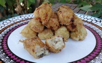 croquetas de calabacin - pan uvas y queso