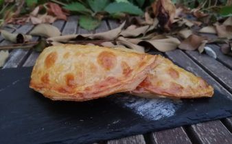 empanadillas de bacalao - pan uvas y queso