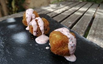champiñones empanados - pan uvas y queso