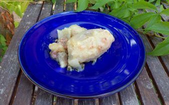 patatas rellenas de longaniza crockpot - pan uvas y queso