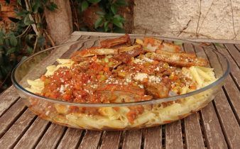 macarrones a la boloñesa - pan uvas y queso