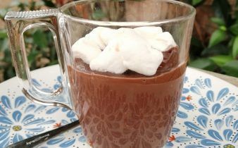 chocolate a la taza en crockpot - pan uvas y queso
