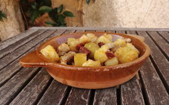 patatas revolconas - pan uvas y queso