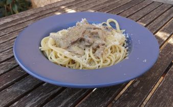 espaguetis con setas - pan uvas y queso - 1