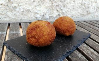 croquetas de arroz - pan uvas y queso