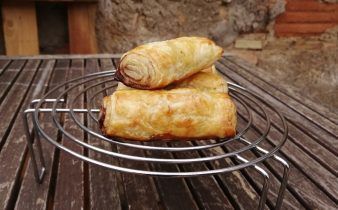 hojaldres de canela - pan uvas y queso