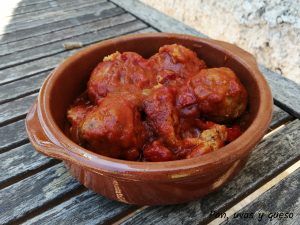 albondigas con tomate en crock pot - pan uvas y queso
