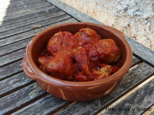 albondigas con tomate en crock pot - pan uvas y queso